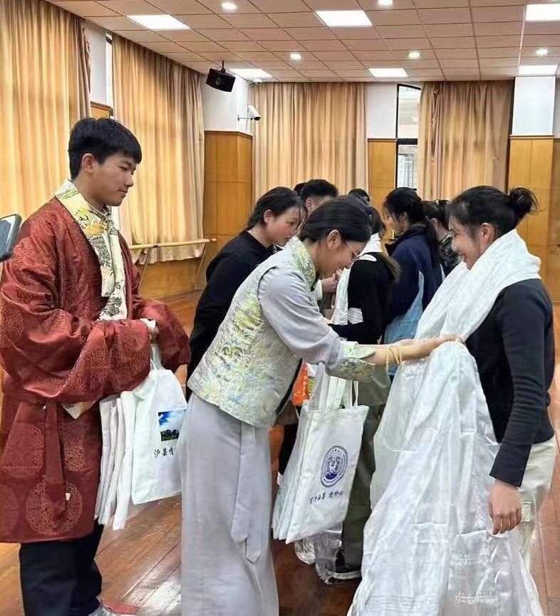 2024年1月18日，在上海市大同中學，果洛西寧民族中學學生給上海大同中學師生獻哈達。新華社發(fā)（果洛州教育局供圖）
