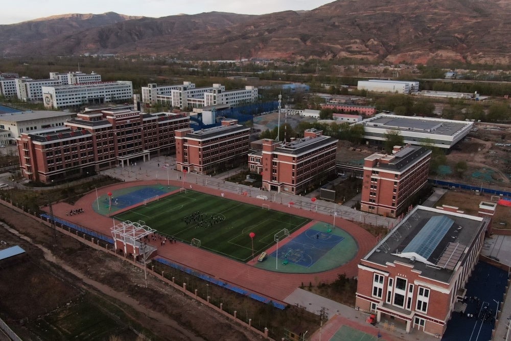 2021年4月28日拍攝的果洛西寧民族中學（無人機照片）。