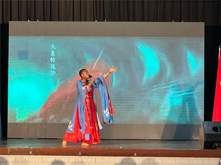 一等獎(jiǎng)獲得者彩翼進(jìn)行才藝表。（圖片來(lái)源：孔子課堂）