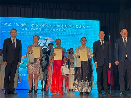 李旭東教育參贊（左一）與赴華參賽選手等合影留念。（圖片來(lái)源：孔子課堂）