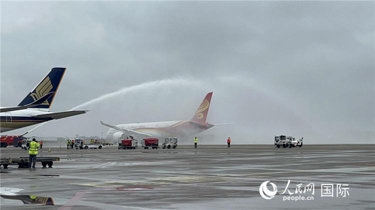 航班享受“水門(mén)禮”后起飛。牛瑞飛攝
