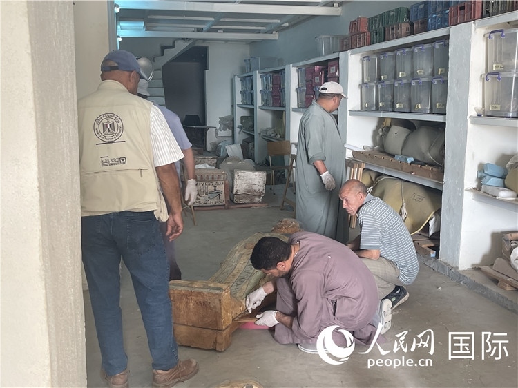 圖為中埃薩卡拉新出土文物數(shù)字化調(diào)查與研究項(xiàng)目團(tuán)隊(duì)在工作現(xiàn)場(chǎng)。薛江攝