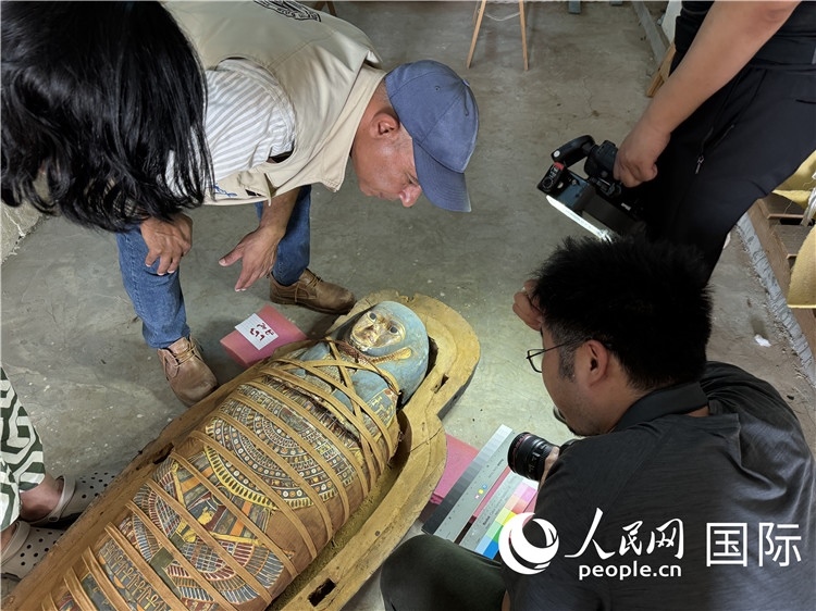圖為中埃薩卡拉新出土文物數(shù)字化調(diào)查與研究項(xiàng)目團(tuán)隊(duì)在工作現(xiàn)場(chǎng)。薛江攝