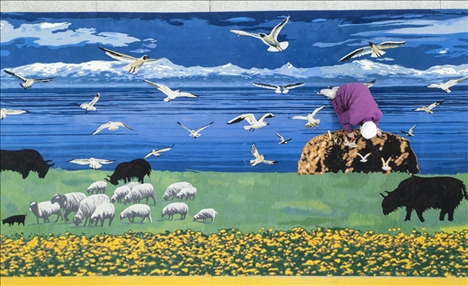 在青海省西寧市圣源地毯集團(tuán)有限公司生產(chǎn)車間，操作工檢查毯面、拔花刺（2023年2月4日攝）。新華社記者 才揚(yáng) 攝