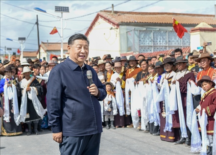 2021年6月7日至9日，習(xí)近平總書記在青?？疾臁＿@是8日下午，習(xí)近平在海北藏族自治州剛察縣沙柳河鎮(zhèn)果洛藏貢麻村考察時(shí)，同村民們親切交流。新華社記者 謝環(huán)馳 攝