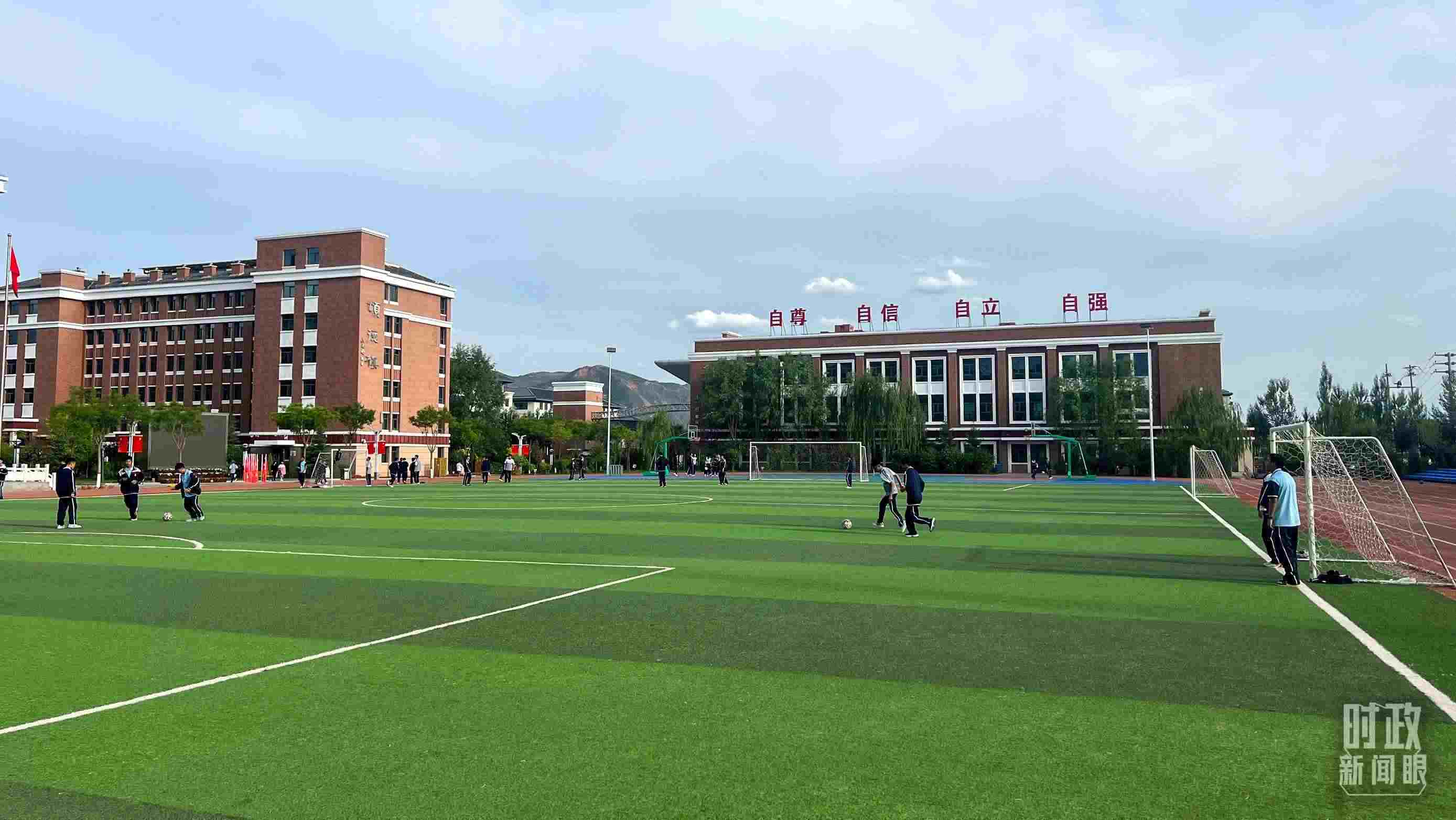△果洛西寧民族中學(xué)。（總臺(tái)央視記者楊波、楊新禹拍攝）