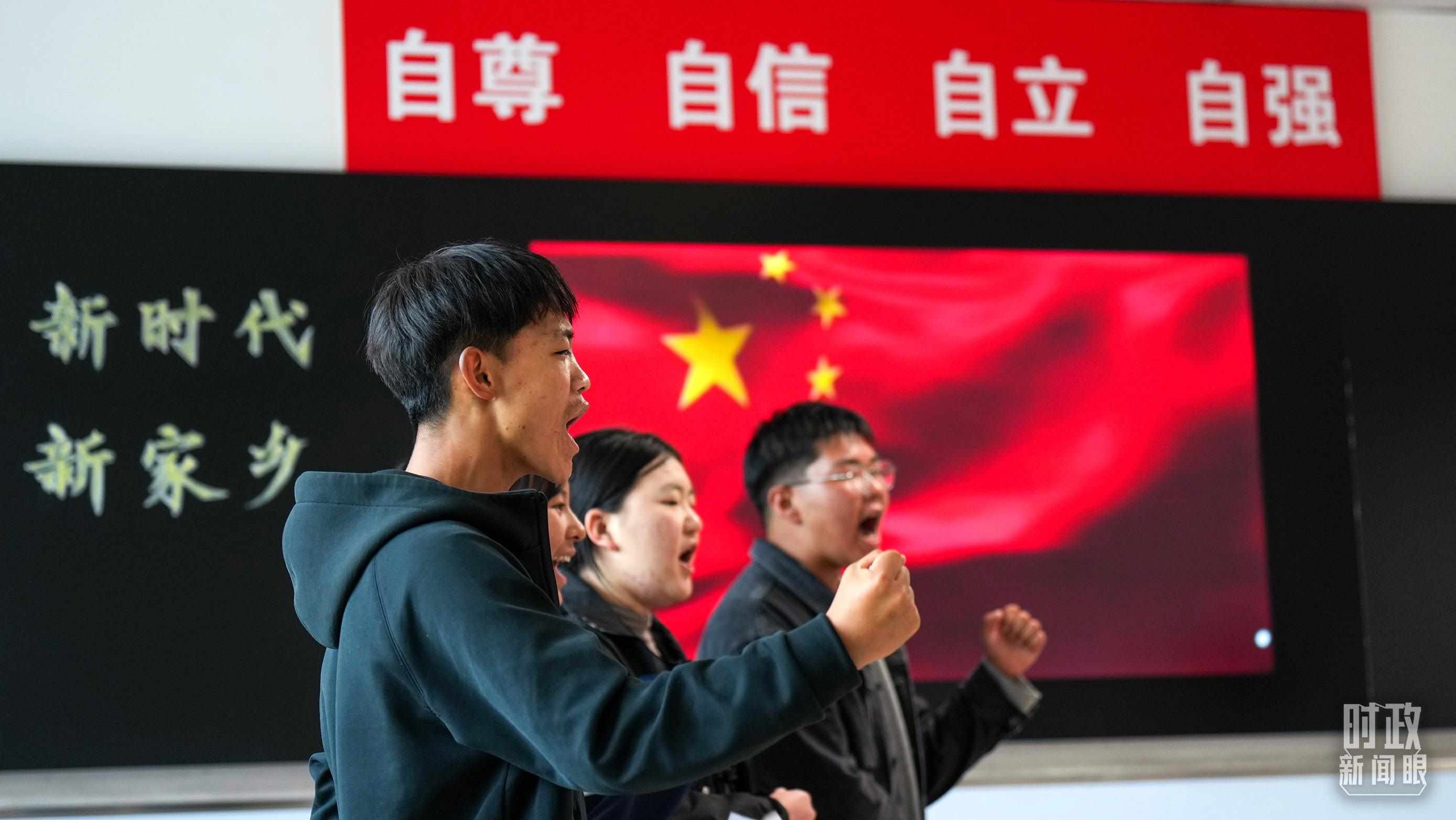 △果洛西寧民族中學(xué)高一（1）班的“新時(shí)代、新家鄉(xiāng)”主題思政課。（總臺(tái)央視記者許永松、國(guó)廣記者李晉拍攝）