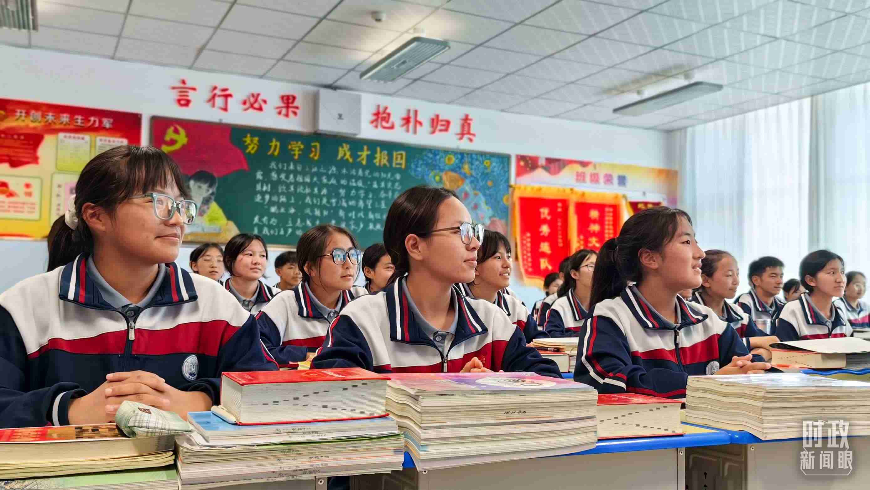 △果洛西寧民族中學(xué)高一（1）班的“新時(shí)代、新家鄉(xiāng)”主題思政課。（總臺(tái)央視記者段德文拍攝）