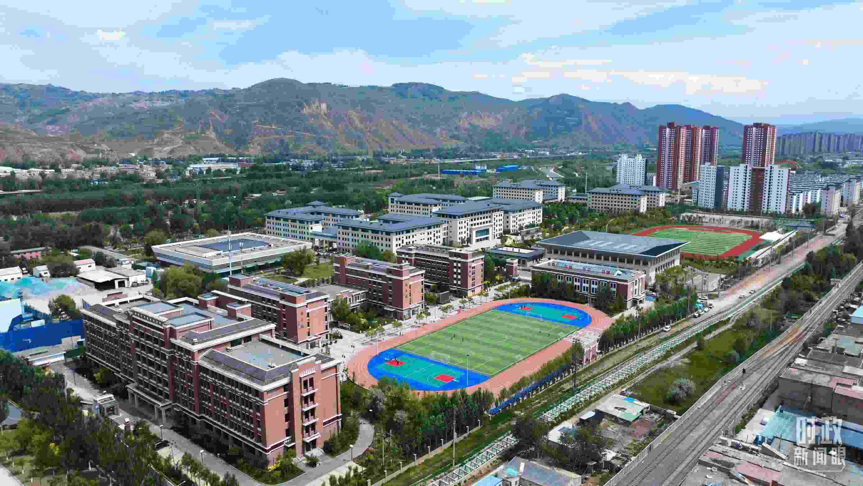 △果洛西寧民族中學(xué)。（總臺(tái)記者閆懋鵬拍攝）