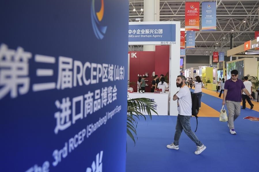 2023年8月18日，人們在第三屆RCEP區(qū)域（山東）進口商品博覽會上參觀。新華社發(fā)（許傳寶 攝）