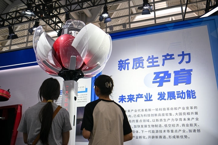 6月20日，與會者參觀天津云圣智能科技有限責(zé)任公司展區(qū)展出的“圣·寶蓮燈”全自主無人機巡檢系統(tǒng)。新華社記者 孫凡越 攝