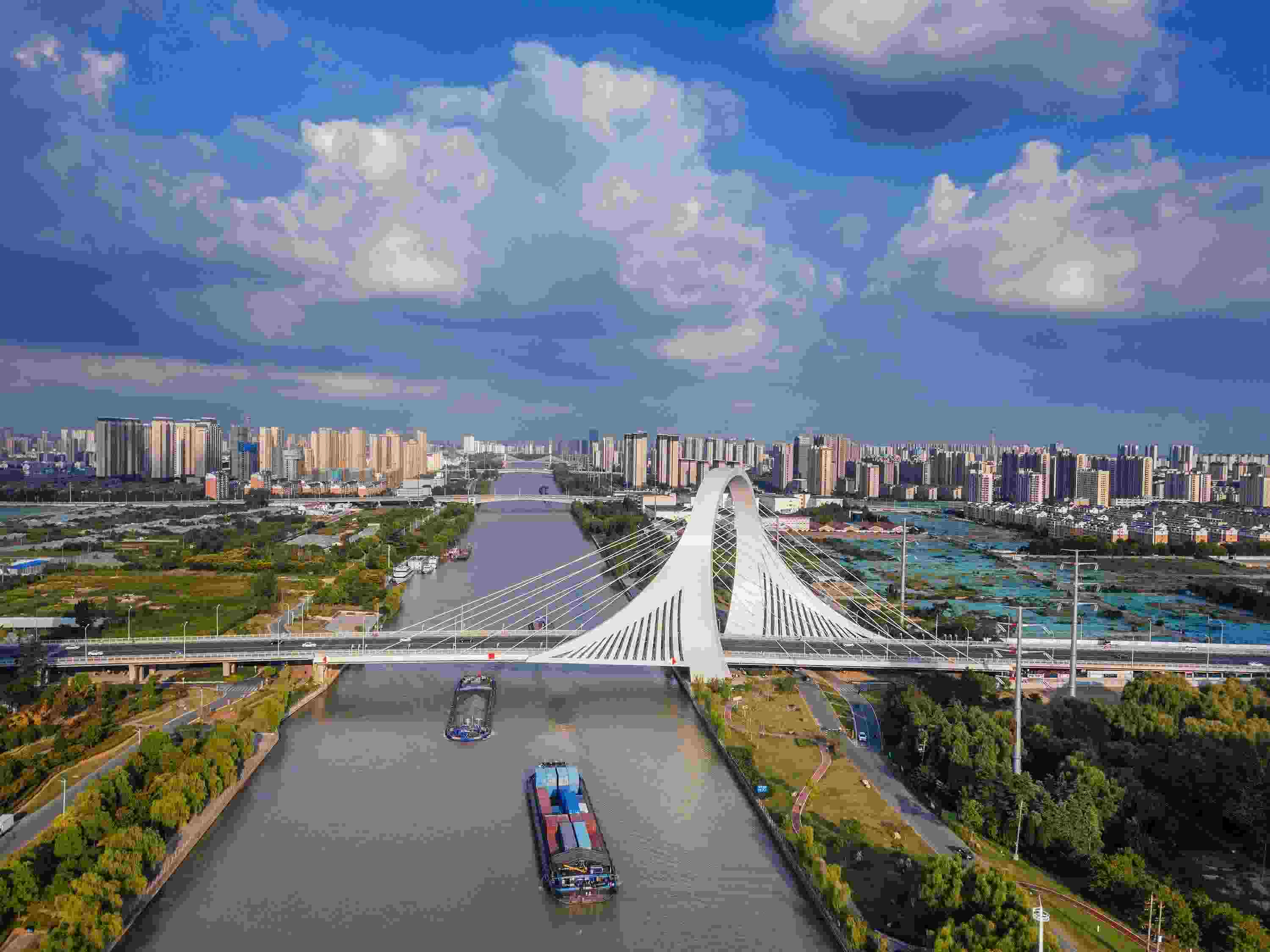 2022年9月12日，幾艘船舶行駛在江蘇淮安運河大橋附近。