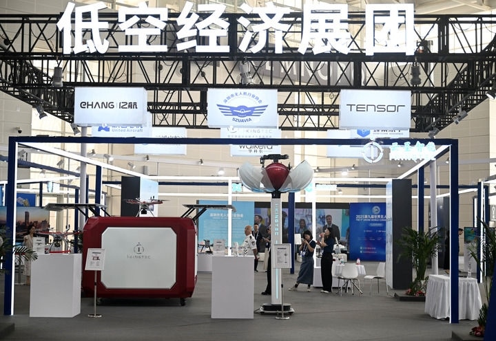 6月20日，參觀者在博覽會低空經(jīng)濟展團參觀。新華社記者 趙子碩 攝