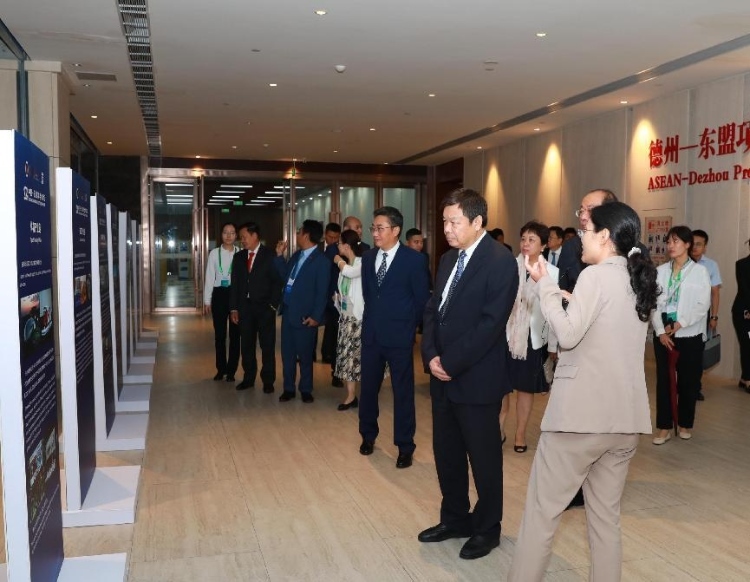 與會嘉賓參觀圖片展。中國外文局供圖