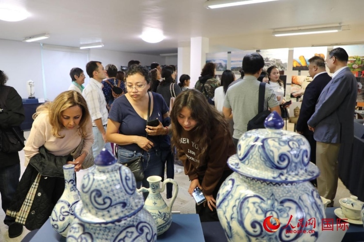 在展覽現(xiàn)場，觀眾們駐足欣賞德化瓷和墨西哥彩瓷。人民網(wǎng) 埃內(nèi)斯托·多明戈斯攝