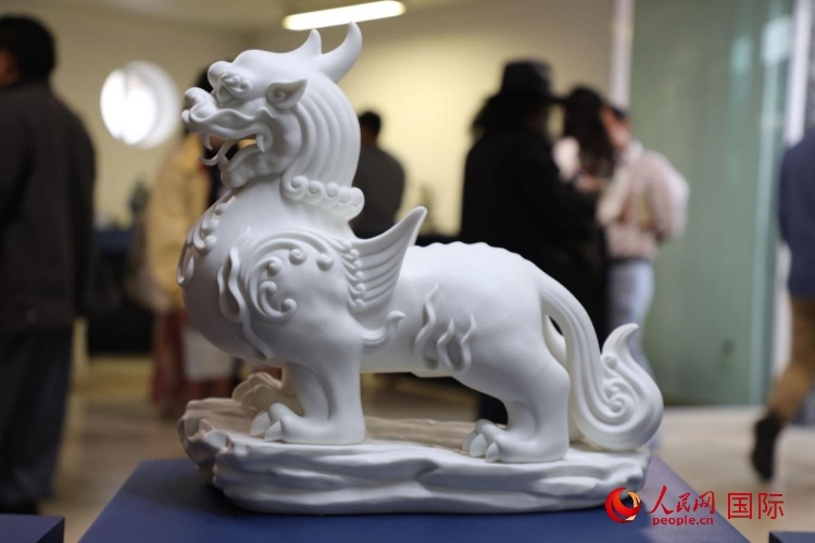 展覽現(xiàn)場的德化白瓷。人民網(wǎng) 埃內(nèi)斯托·多明戈斯攝