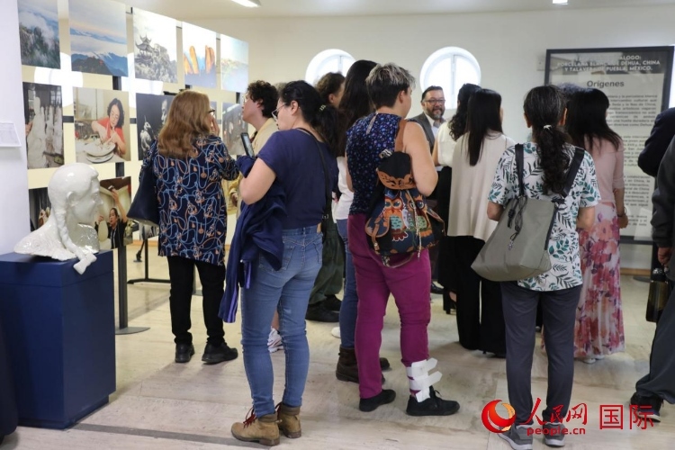 在展覽現(xiàn)場，觀眾們駐足欣賞德化白瓷和墨西哥彩瓷。人民網(wǎng) 埃內(nèi)斯托·多明戈斯攝