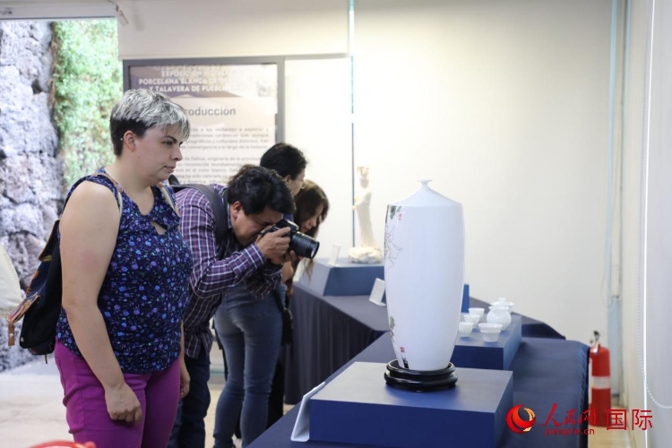 在展覽現(xiàn)場，觀眾們駐足欣賞德化白瓷和墨西哥彩瓷。人民網(wǎng) 埃內(nèi)斯托·多明戈斯攝
