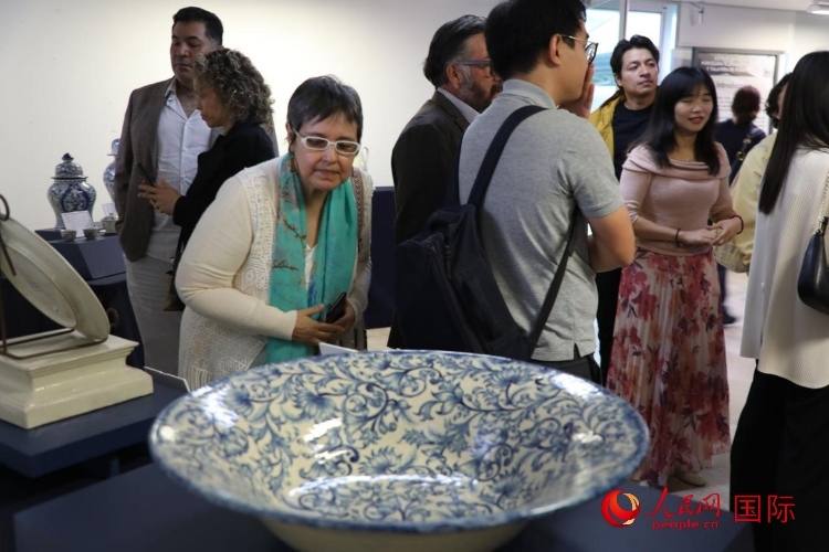 在展覽現(xiàn)場，觀眾們駐足欣賞德化白瓷和墨西哥彩瓷。人民網(wǎng) 埃內(nèi)斯托·多明戈斯攝
