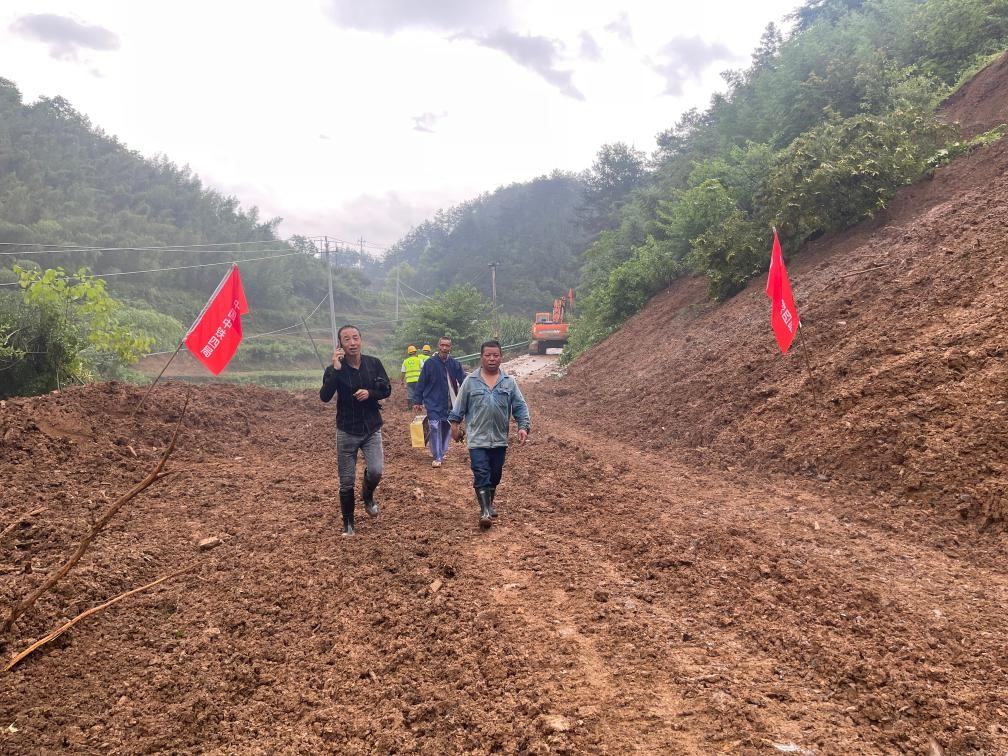 6月22日，木石里008縣道最后一個塌方點搶通。（受訪者供圖）