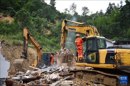 6月23日，救援人員在魚市鎮(zhèn)斗溪村龍?zhí)两M山體滑坡現(xiàn)場(chǎng)開展救援工作。新華社記者 陳振海 攝