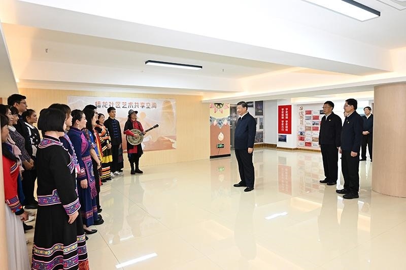 2023年12月14日，習(xí)近平總書記在廣西南寧市良慶區(qū)蟠龍社區(qū)黨群服務(wù)中心文體活動(dòng)室同社區(qū)居民親切交流。