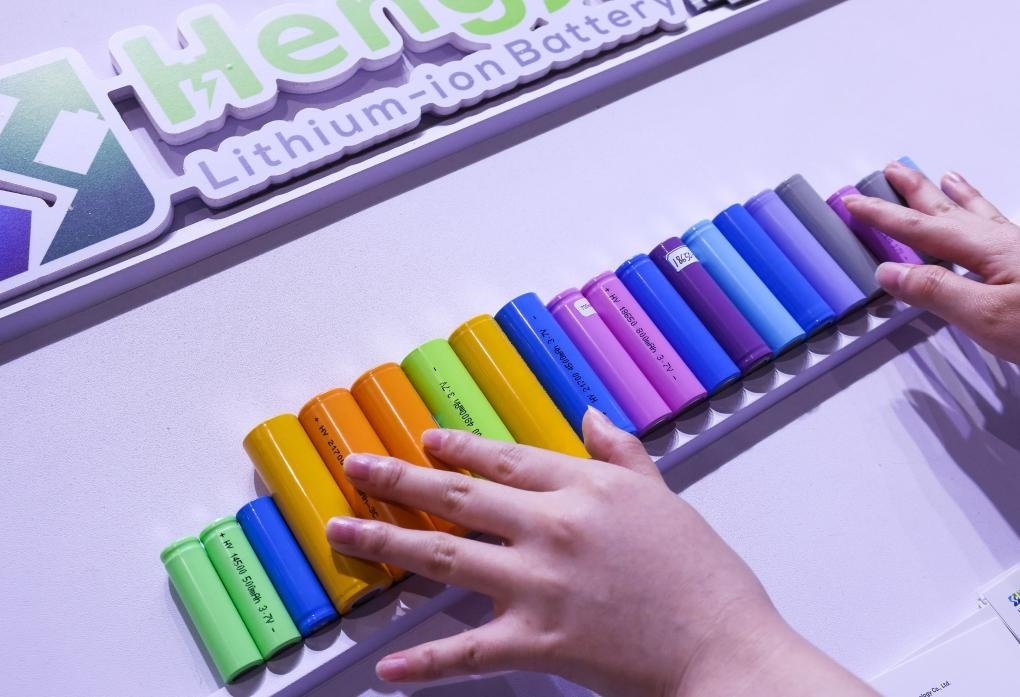 參展商在第135屆廣交會新能源展區(qū)布置鋰電池展品（2024年4月15日攝）。新華社記者 劉大偉 攝