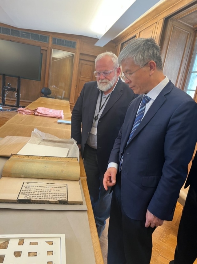 山東大學(xué)校長(zhǎng)李術(shù)才率團(tuán)訪問(wèn)法國(guó)國(guó)家圖書館。山東大學(xué)供圖