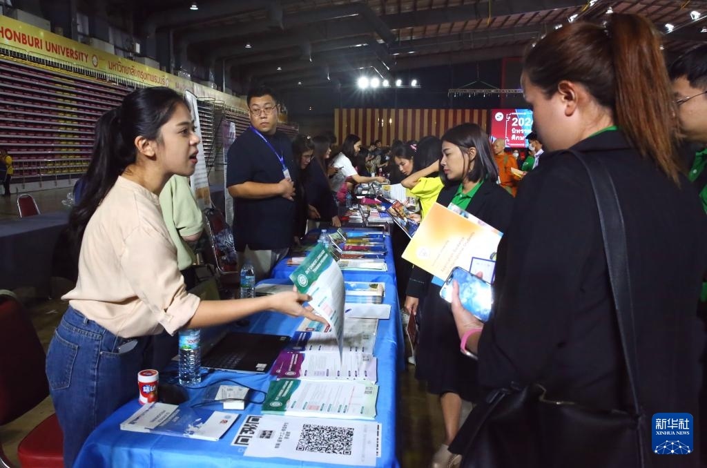 6月22日，在泰國(guó)曼谷吞武里大學(xué)舉辦的中國(guó)高等教育展上，學(xué)生在中國(guó)高校展臺(tái)前了解信息。新華社記者 孫瑋彤 攝
