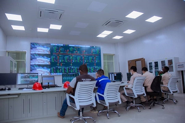 剛果（金）布桑加水電站攔河大壩泄洪。中鐵資源集團(tuán)供圖 