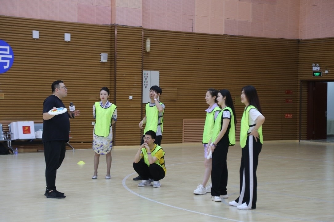 在“友趣體驗營”上，年輕用戶正在學(xué)習(xí)飛盤運動技巧。 受訪者供圖