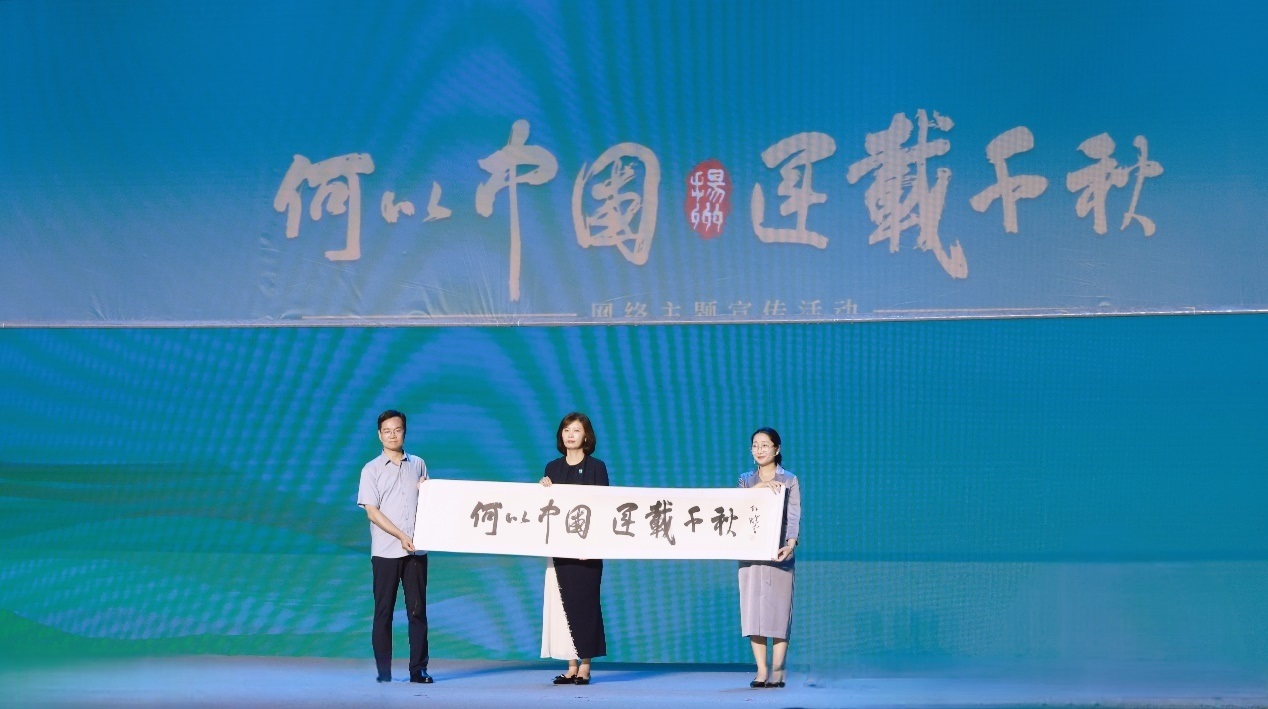 隋唐大運(yùn)河文化博物館館長曹岳森（左）、揚(yáng)州中國大運(yùn)河博物館館長鄭晶（中）、浙東運(yùn)河博物館負(fù)責(zé)人張慧（右）共同展卷。