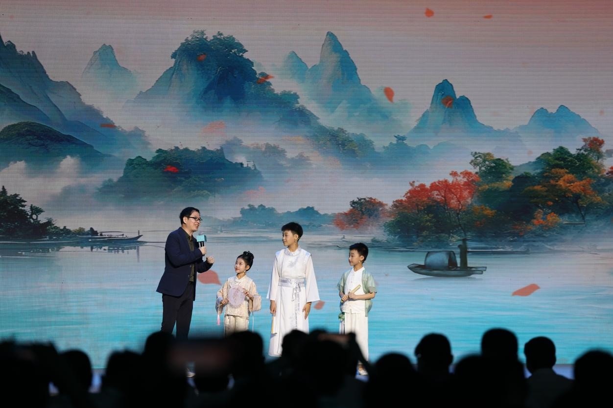 南京師范大學(xué)教授酈波（左一）與2024中國詩詞大會選手張可兒（左二）、姜敬曦（右二），揚(yáng)州市邗江區(qū)實(shí)驗(yàn)學(xué)校蔣王小學(xué)學(xué)生陸俊屹（右一）趣談大運(yùn)河詩詞文化。