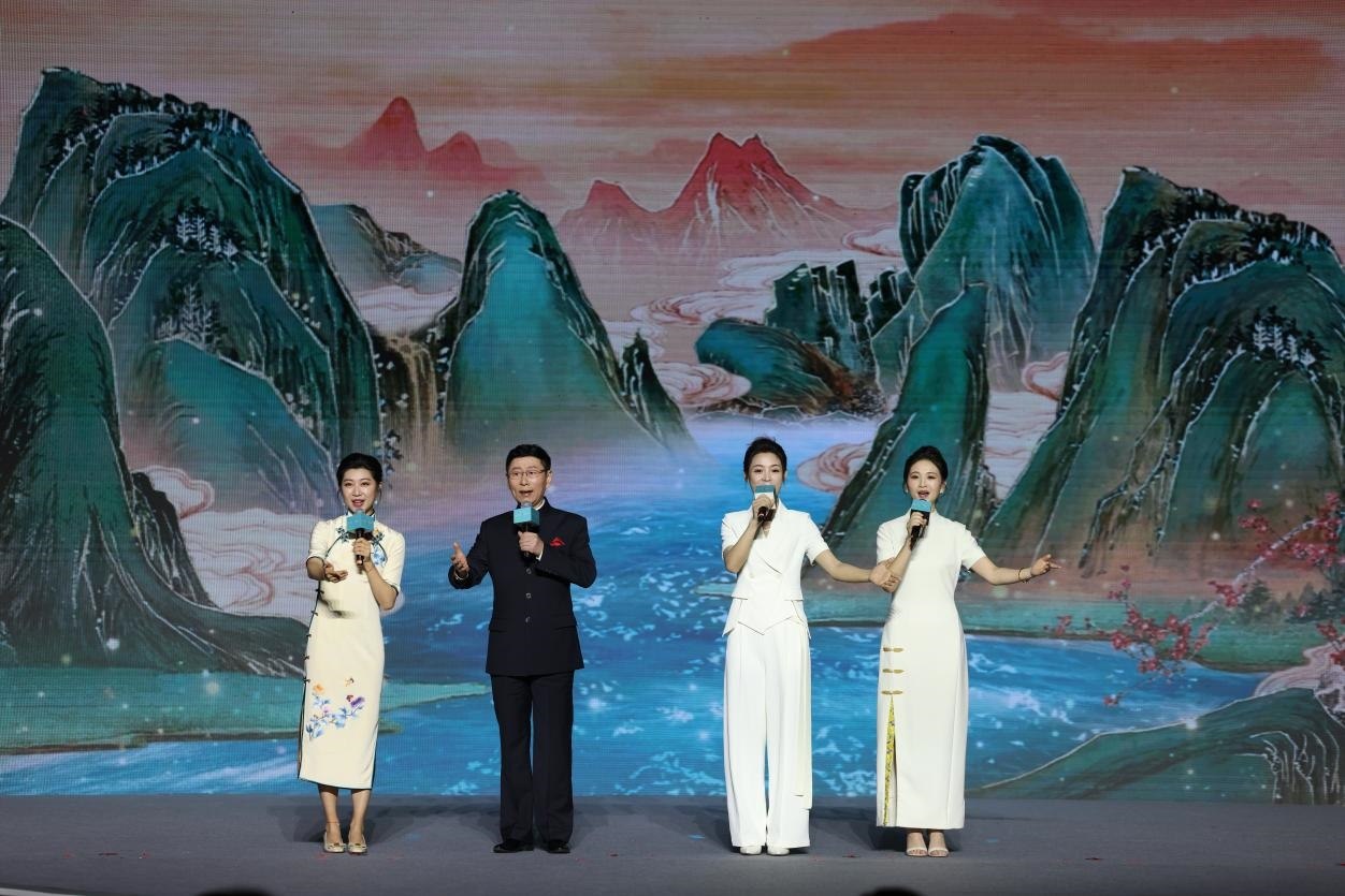 國家一級演員、京劇表演藝術(shù)家王平（左二），國家一級演員、南京藝術(shù)學(xué)院教授單雯（左一），浙江小百花越劇團(tuán)青年演員陳麗君（右二）、何青青（右一）同臺唱響千年運(yùn)河情。