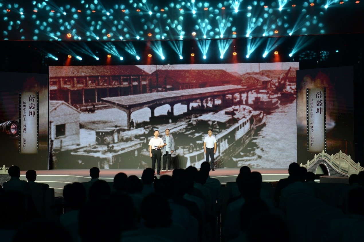 杭州水上巴士“西湖”號原船長薛鑫坤（左）、窯灣古鎮(zhèn)漁民藝術(shù)團(tuán)團(tuán)長沈召明（中）、港航潤楊6060貨船主楊杰偉（右）現(xiàn)場講述。