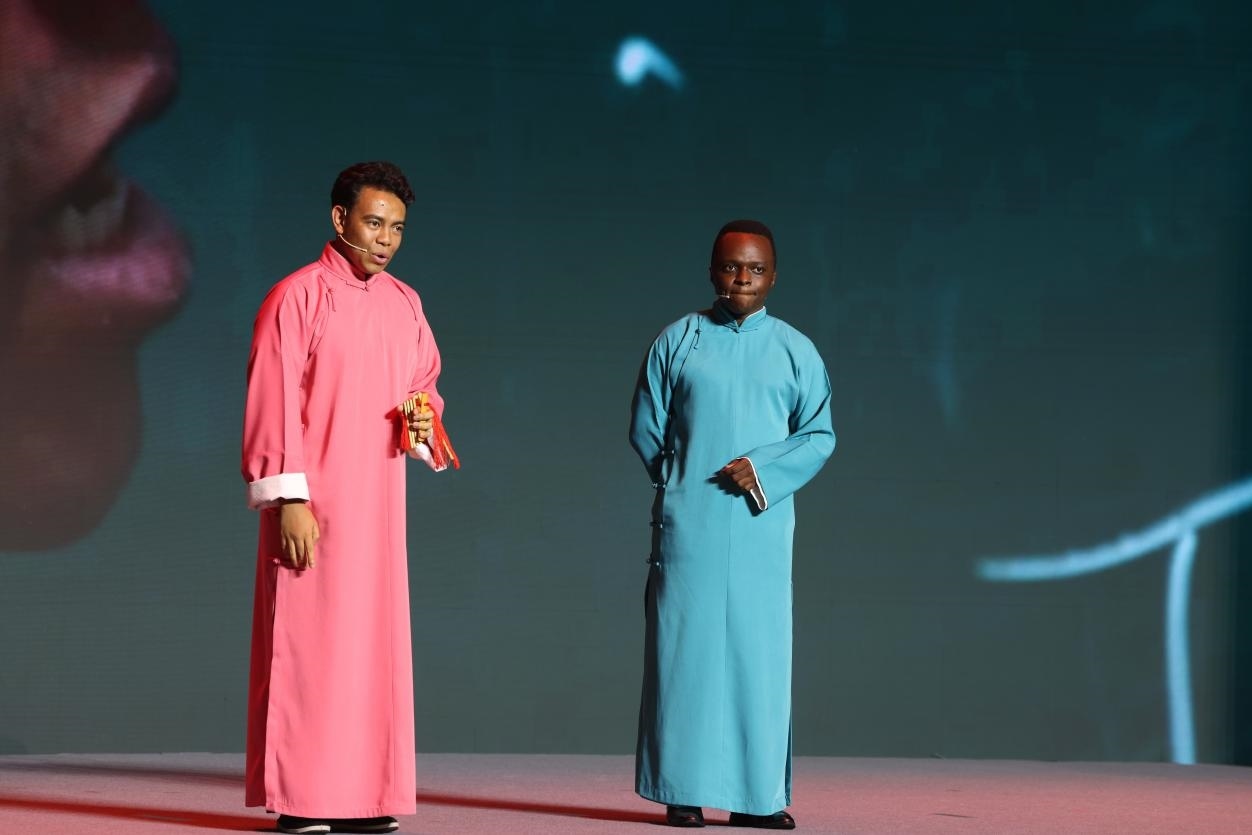 來自馬達(dá)加斯加的北京外國語大學(xué)教師唐磊（左）和來自肯尼亞的天津師范大學(xué)博士生孔愛凱（右）說唱大運(yùn)河。