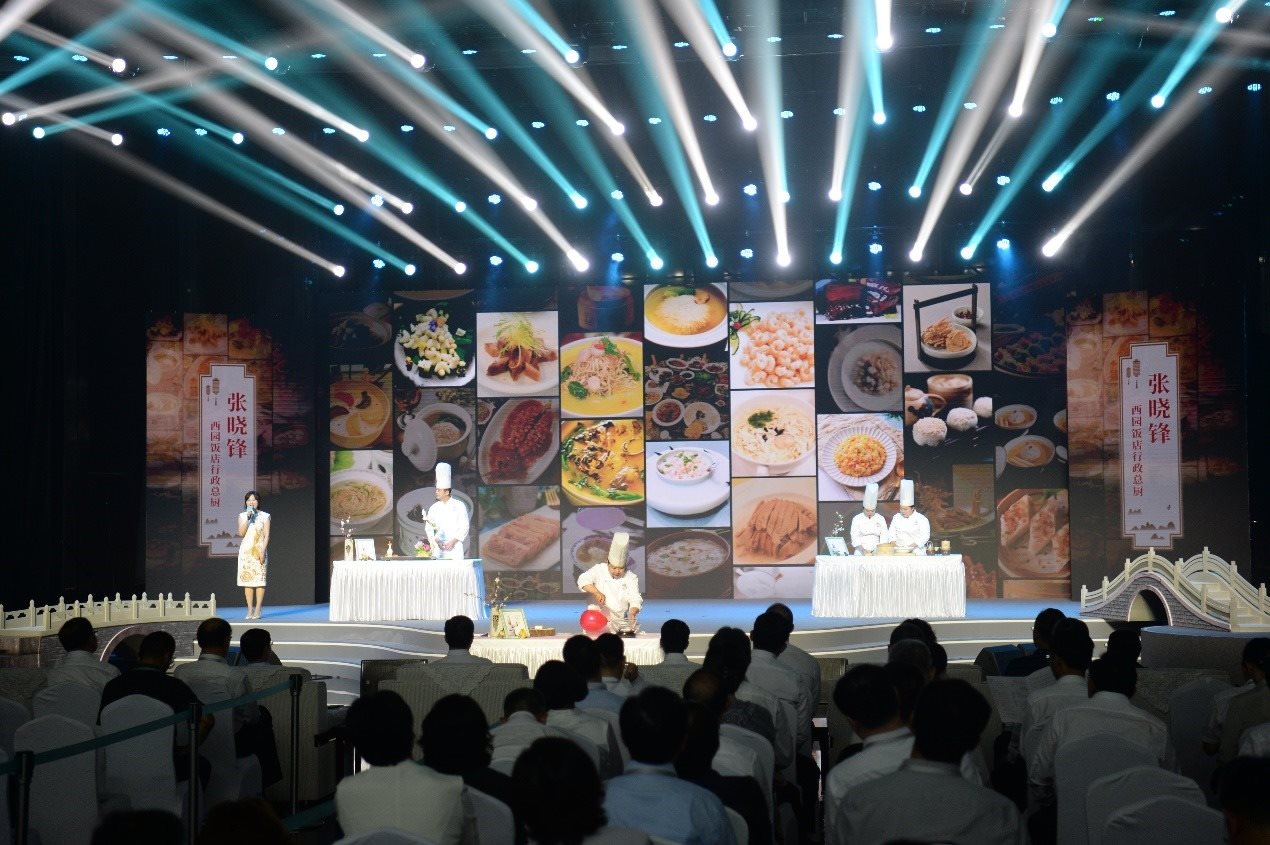 花園國際大酒店廚師長朱燾、西園飯店行政總廚張曉鋒、冶春面點(diǎn)總廚倪秋香、冶春面點(diǎn)制作技藝第五代傳人陳詩雅展示淮揚(yáng)菜絕技。