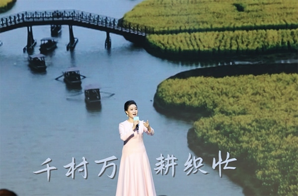 歌唱家、中國音樂學(xué)院教授雷佳現(xiàn)場演唱。