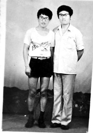 薛其坤（左）與大學同學合影。