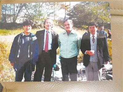 薛其坤（左一）在日本求學期間與導師櫻井教授合影。受訪者供圖