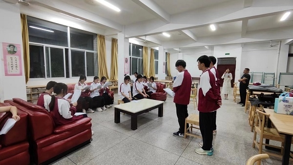 圖②：武平法院法官指導(dǎo)學(xué)生彩排。