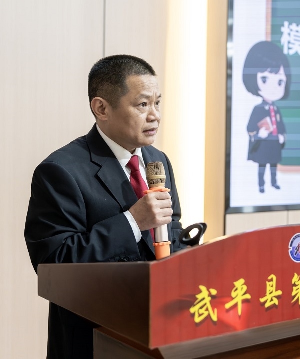 圖④：武平法院刑庭庭長候良石在模擬法庭后為學(xué)生上普法課。
