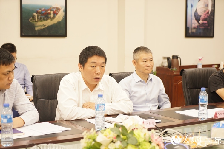 駐尼日利亞使館領僑處主任伊亞奇（中）講話。人民網記者 姜宣攝