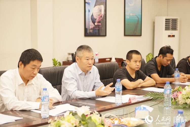 駐尼日利亞使館經商處公參王穎琦（左二）講話。人民網記者 姜宣攝