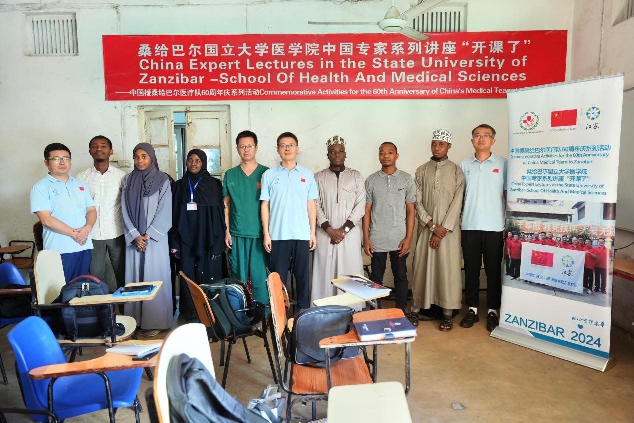 醫(yī)療隊(duì)和醫(yī)學(xué)院部分師生的合影