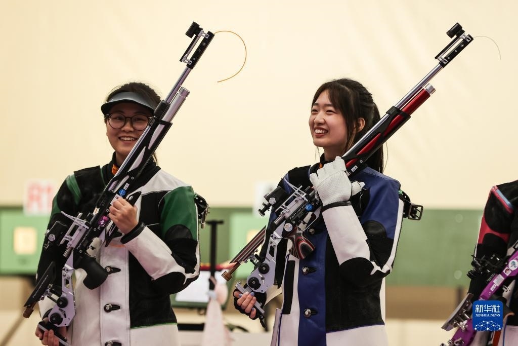 2023年9月24日，在杭州亞運(yùn)會(huì)射擊項(xiàng)目女子10米氣步槍個(gè)人決賽中，中國(guó)選手黃雨婷以252.7環(huán)的成績(jī)獲得冠軍，韓佳予獲得亞軍，印度選手拉米塔獲得季軍。圖為黃雨婷（右）、韓佳予在比賽后。新華社記者 單宇琦 攝