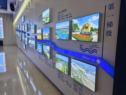 長(zhǎng)江水跨越13級(jí)“階梯”一路北上。人民網(wǎng)記者 黃鈺攝