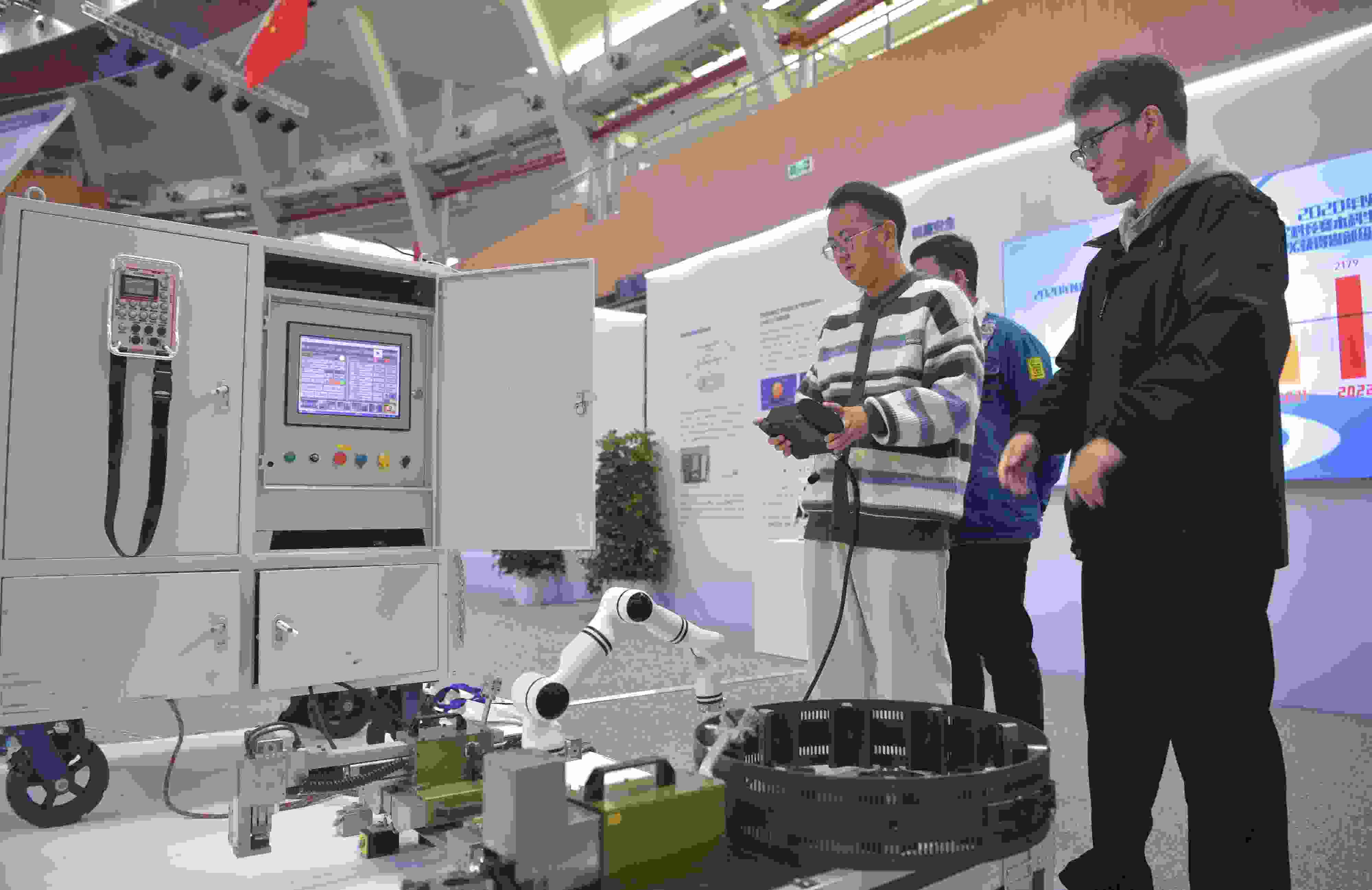 2023年，京南地區(qū)高?？萍汲晒平闀诒本┙ㄖ髮W大興校區(qū)舉行。圖為高校師生在展示管道全位置焊接機器人系統(tǒng)成果。