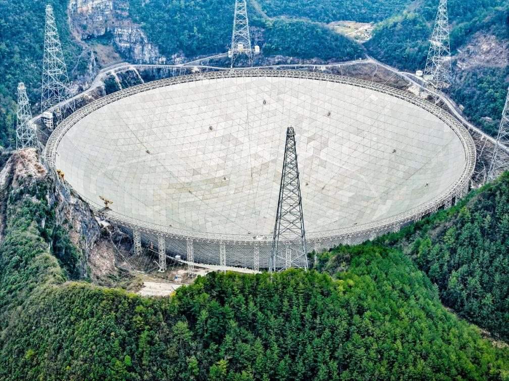 這是2024年2月26日拍攝的位于貴州的“中國天眼”（無人機全景圖片，維護保養(yǎng)期間拍攝）。新華社記者 歐東衢 攝