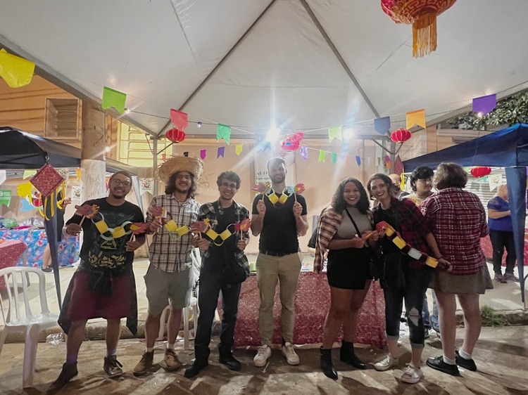 參與者體驗(yàn)文化碰撞與融合的樂趣。 圣保羅州立大學(xué)孔子學(xué)院供圖